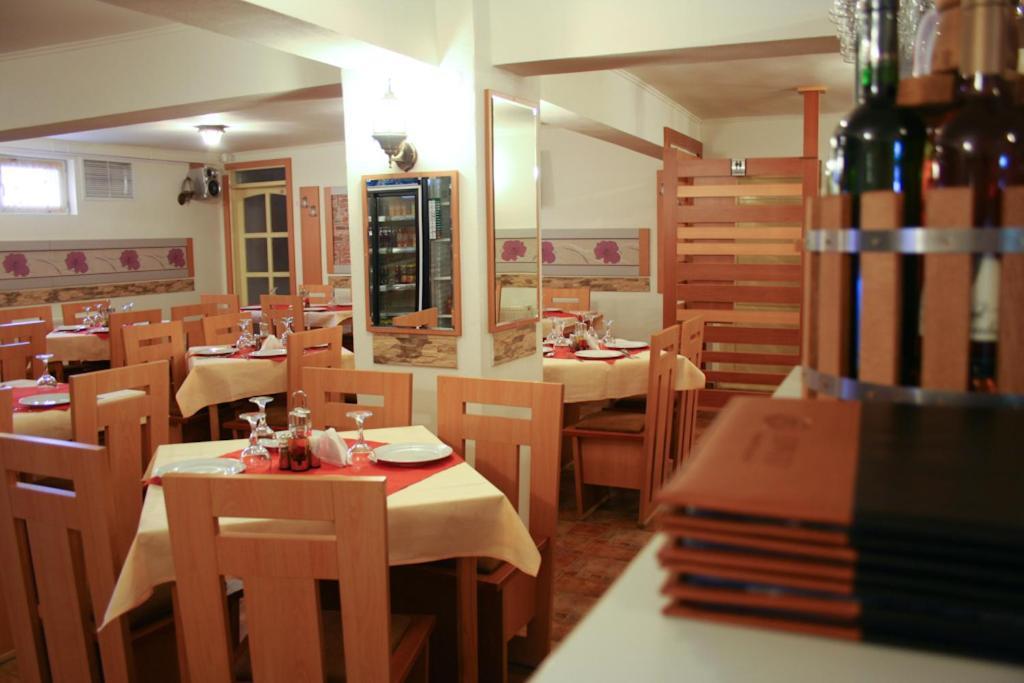 Pension Varadia Орадя Екстер'єр фото