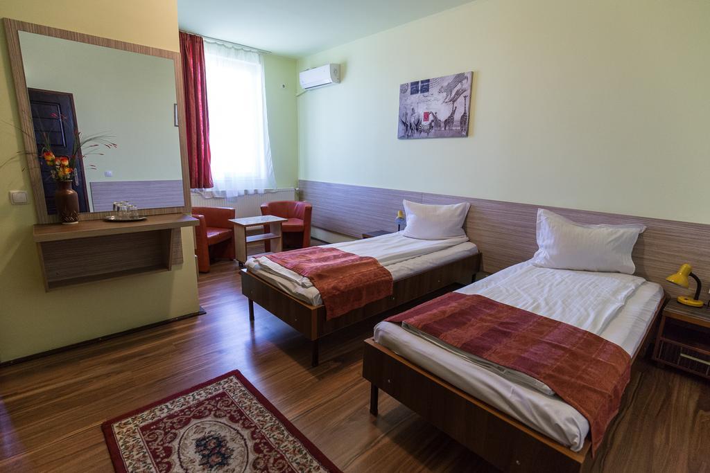 Pension Varadia Орадя Екстер'єр фото