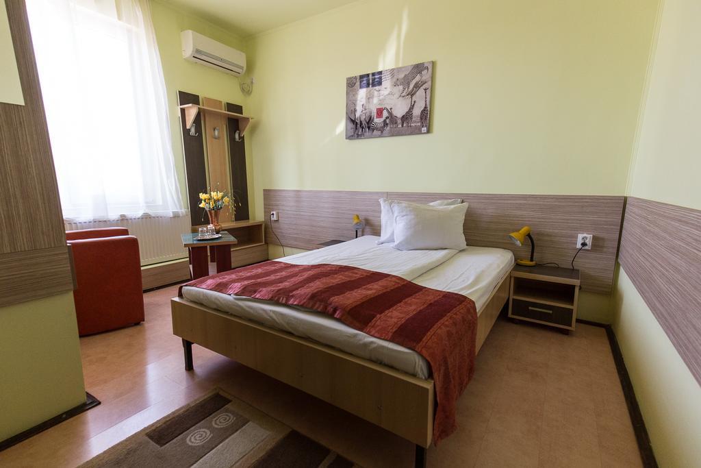 Pension Varadia Орадя Екстер'єр фото