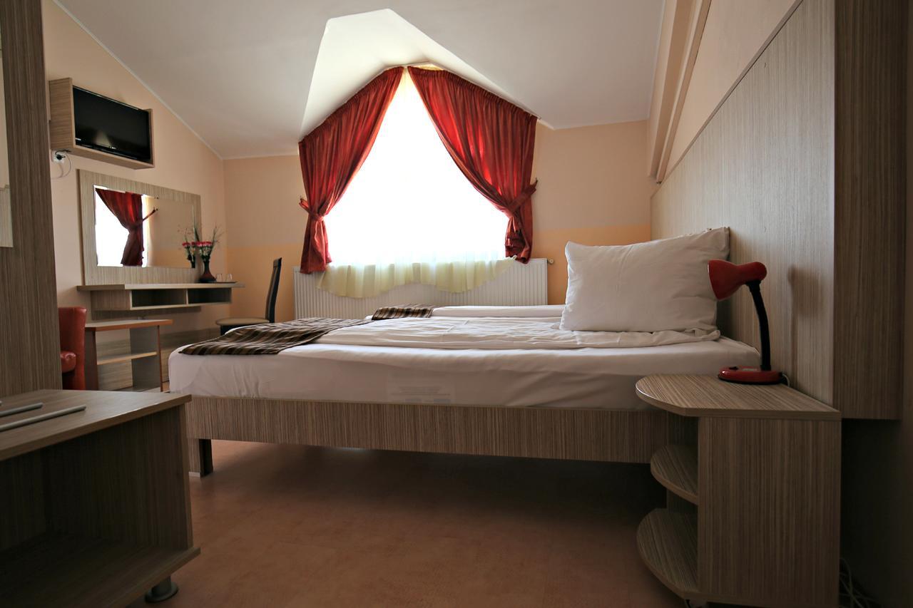 Pension Varadia Орадя Екстер'єр фото