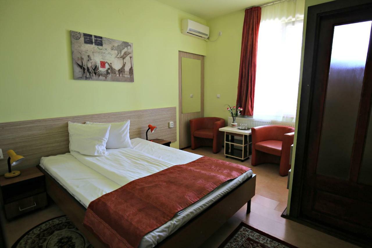Pension Varadia Орадя Екстер'єр фото